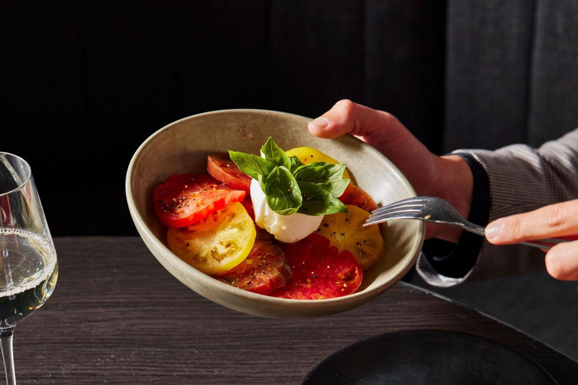 Melbourne Marriott Hotel Docklands Exterior foto A tomato salad with mozzarella and basil