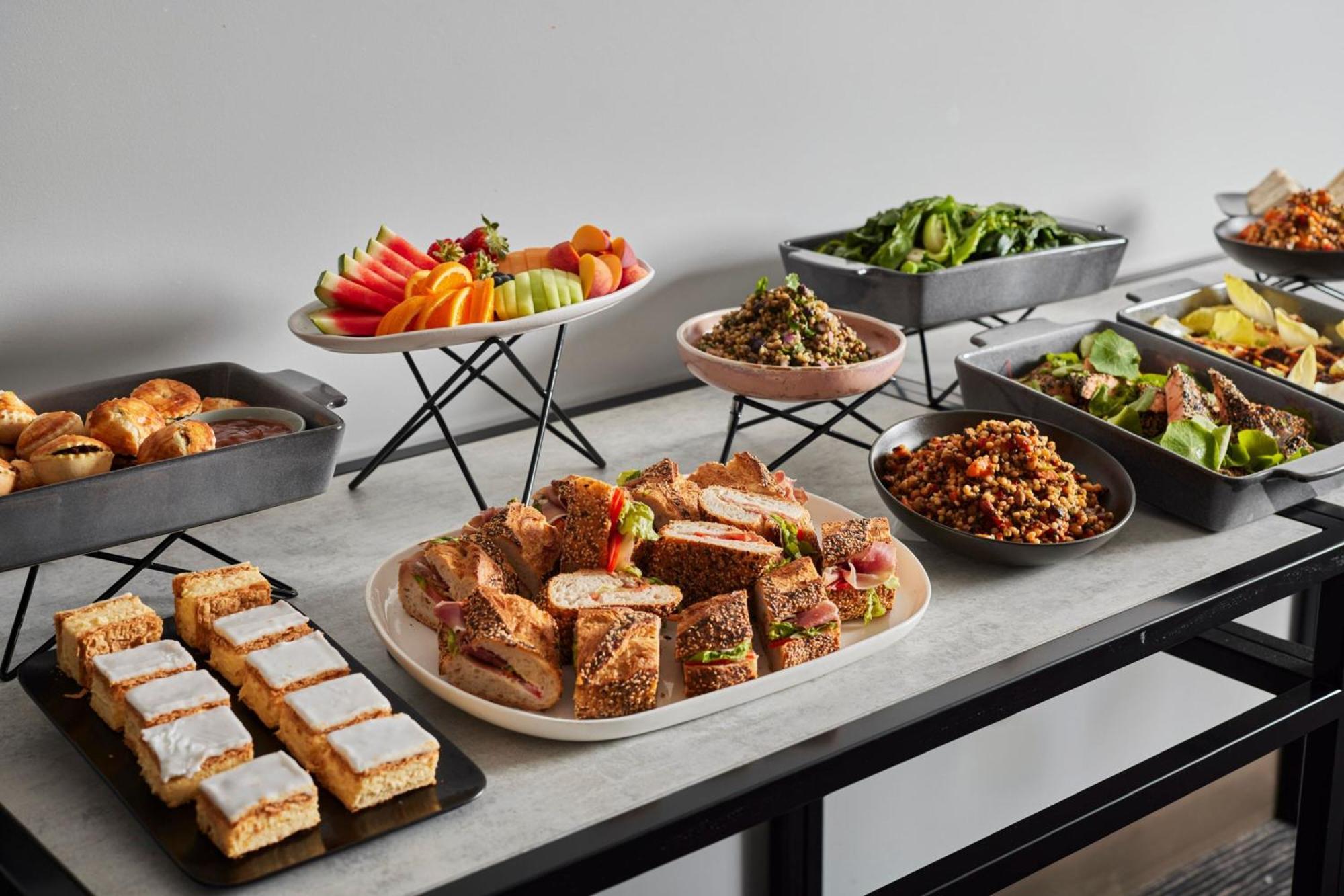 Melbourne Marriott Hotel Docklands Exterior foto A buffet
